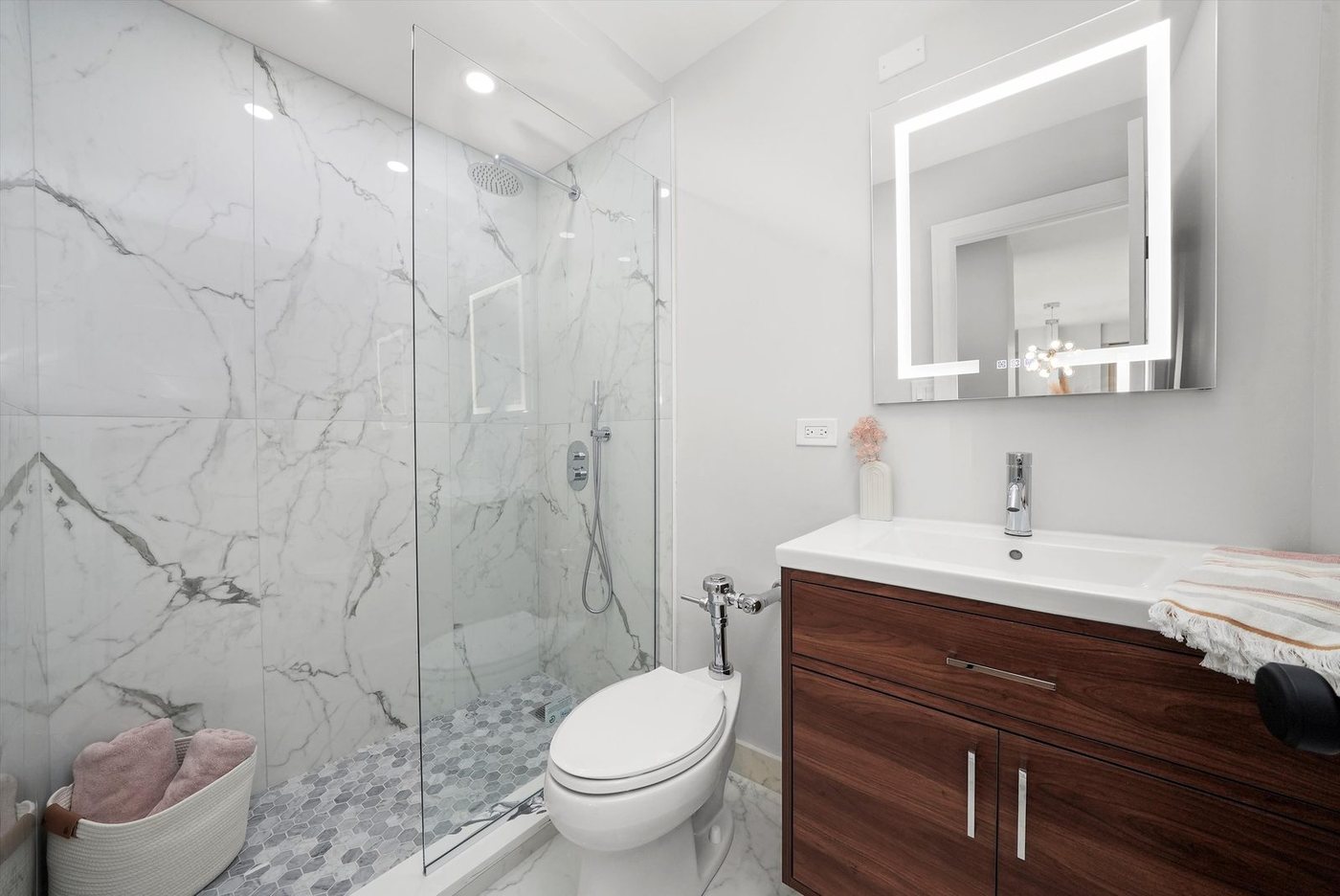 Lakeview high-rise, primary bath, finished